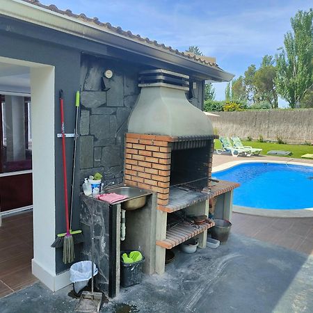 Chalet Con Piscina Y Jacuzzi En Madrid Alquila Habitaciones Algete Exterior photo